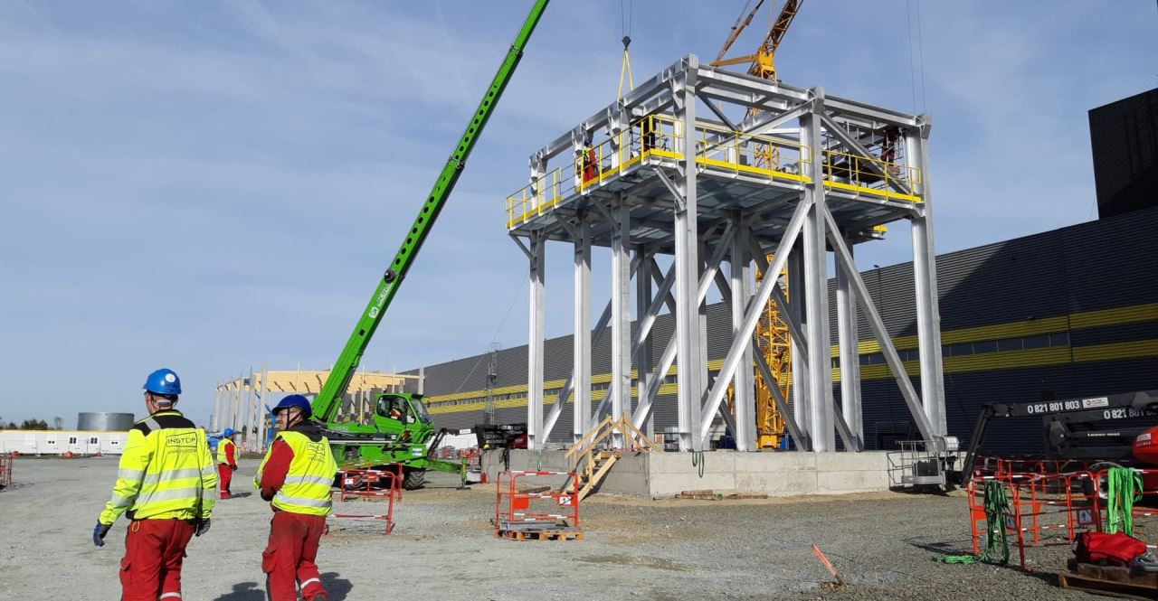 Dokončení instalace první fáze ocelové konstrukce a plošin pece  